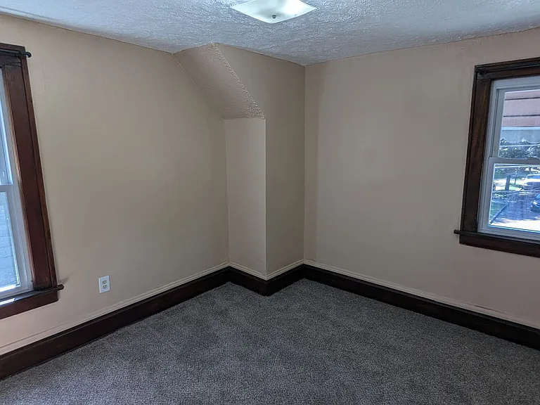 443 W Thornton St — Photo 27