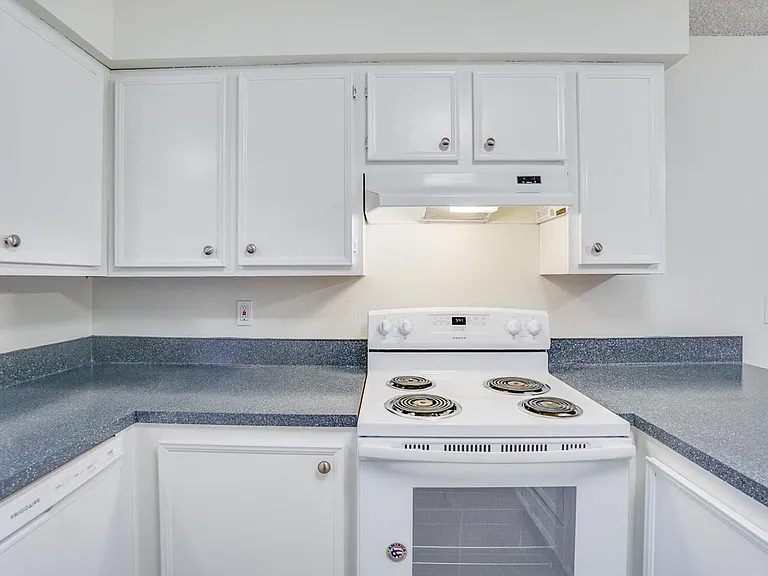 Charwin Court Apartments — Photo 8
