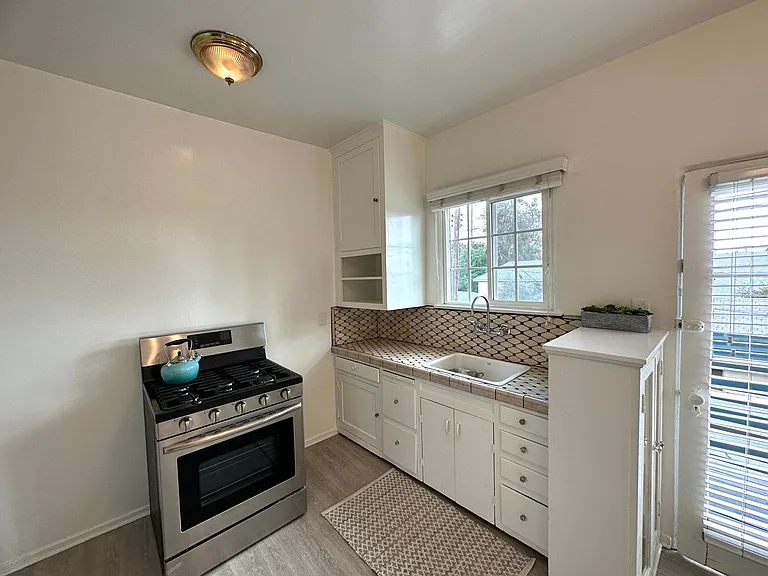 Vintage Style 1+1 - New Kitchen Appliances, Plank Floors, Balcony, pet friendly — Photo 4