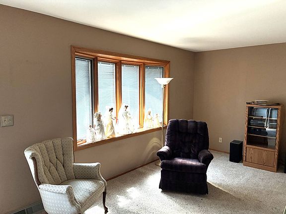 4th image of 3044 Queen Ave