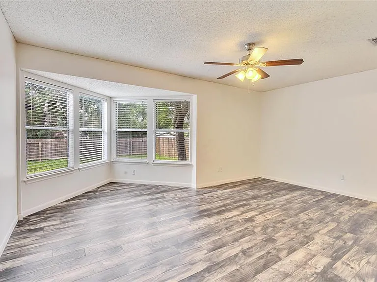 908 Dogwood Trl — Photo 10