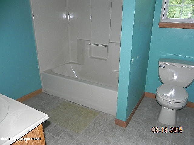 2floor hallway bathroom 