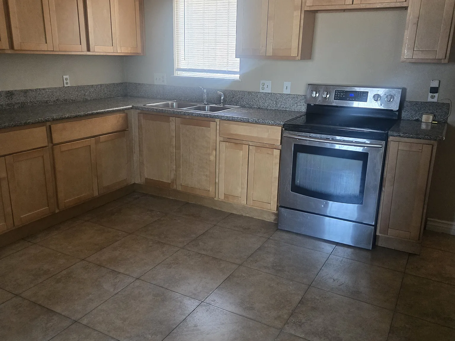 3 bed, 1350 sqft, $2,295 — Photo 4