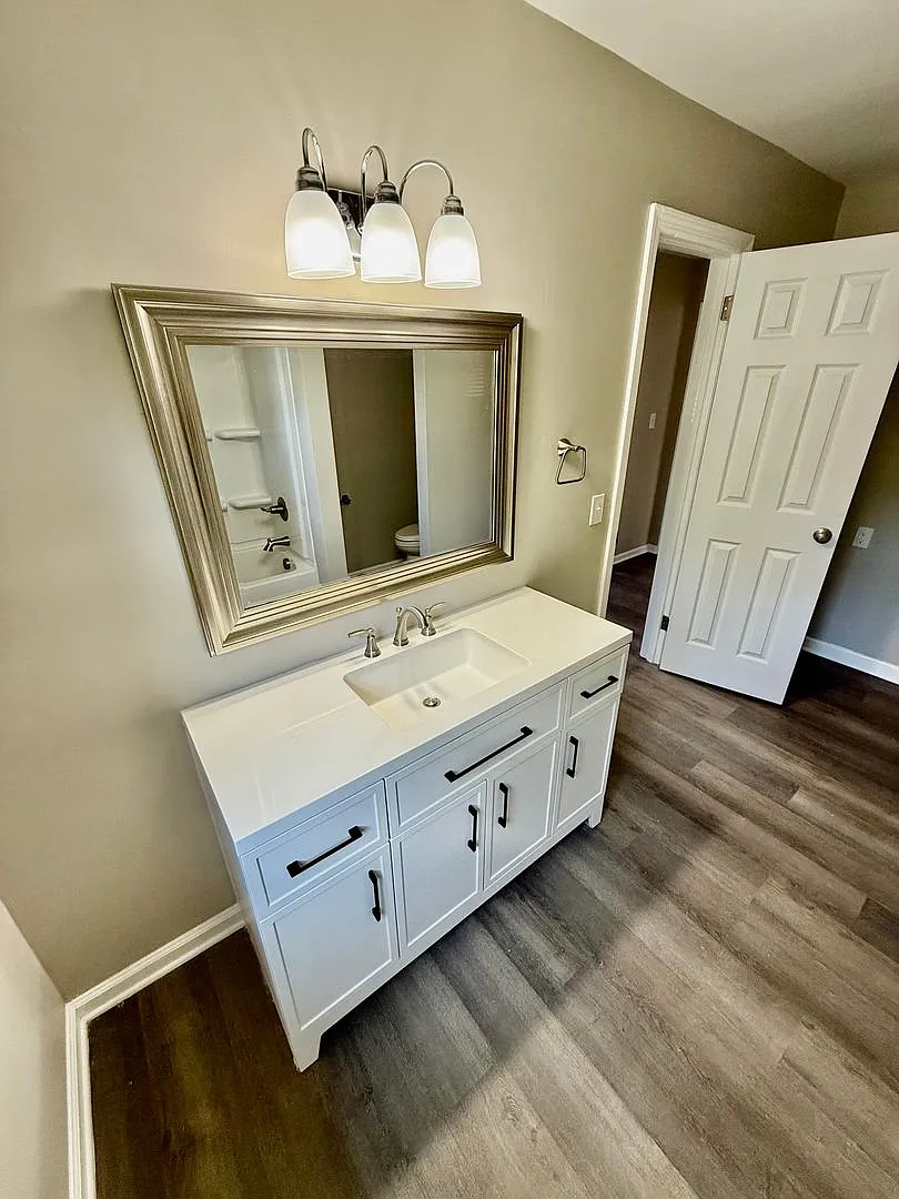 Extra Large One Bedroom House — Photo 4