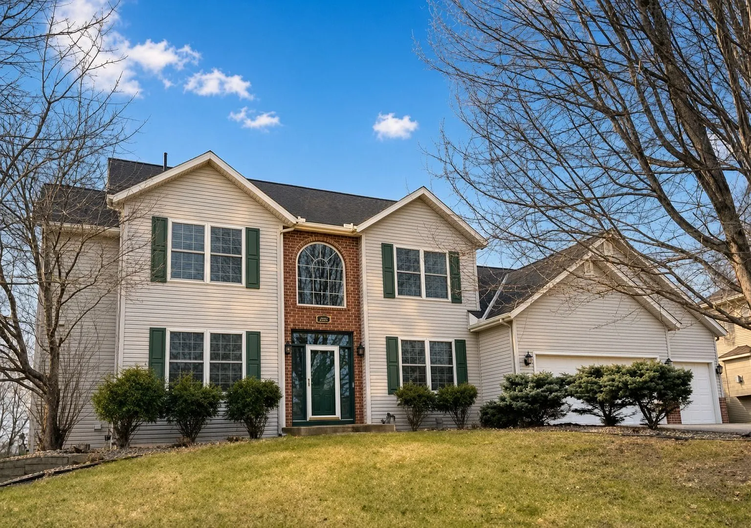 Rare 7Bed 4.5Bath Home in Woodbury, Right on The Golf Course. — Photo 1