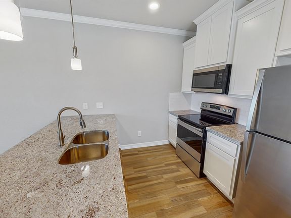 4th image of 404 Poplar St