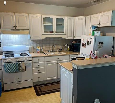 3rd image of 907 N PINE Avenue