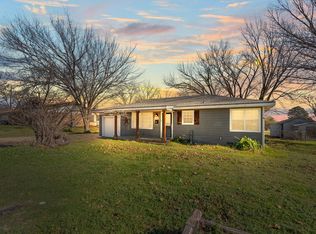 832 N Main St, Springtown, TX 76082