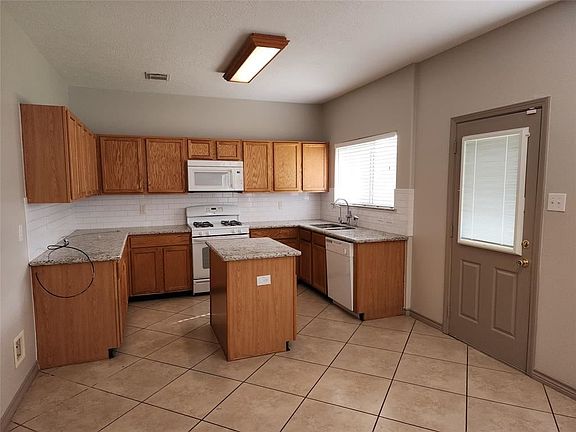 2nd image of 19135 Prairie Bluff Dr
