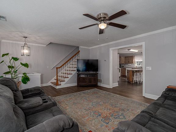 4th image of 294 Emerald Dr