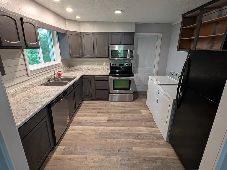 983 Kinsler Ave — Photo 3