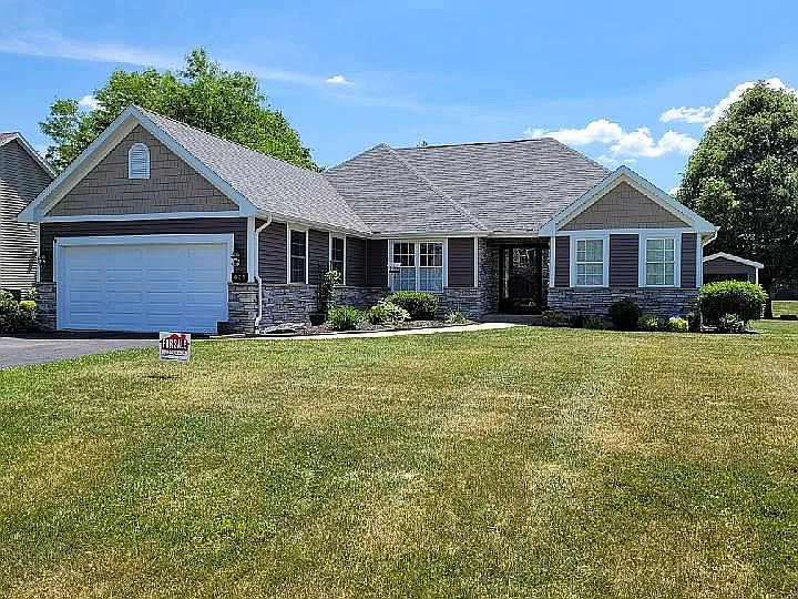 423 Maple Ln photo 1