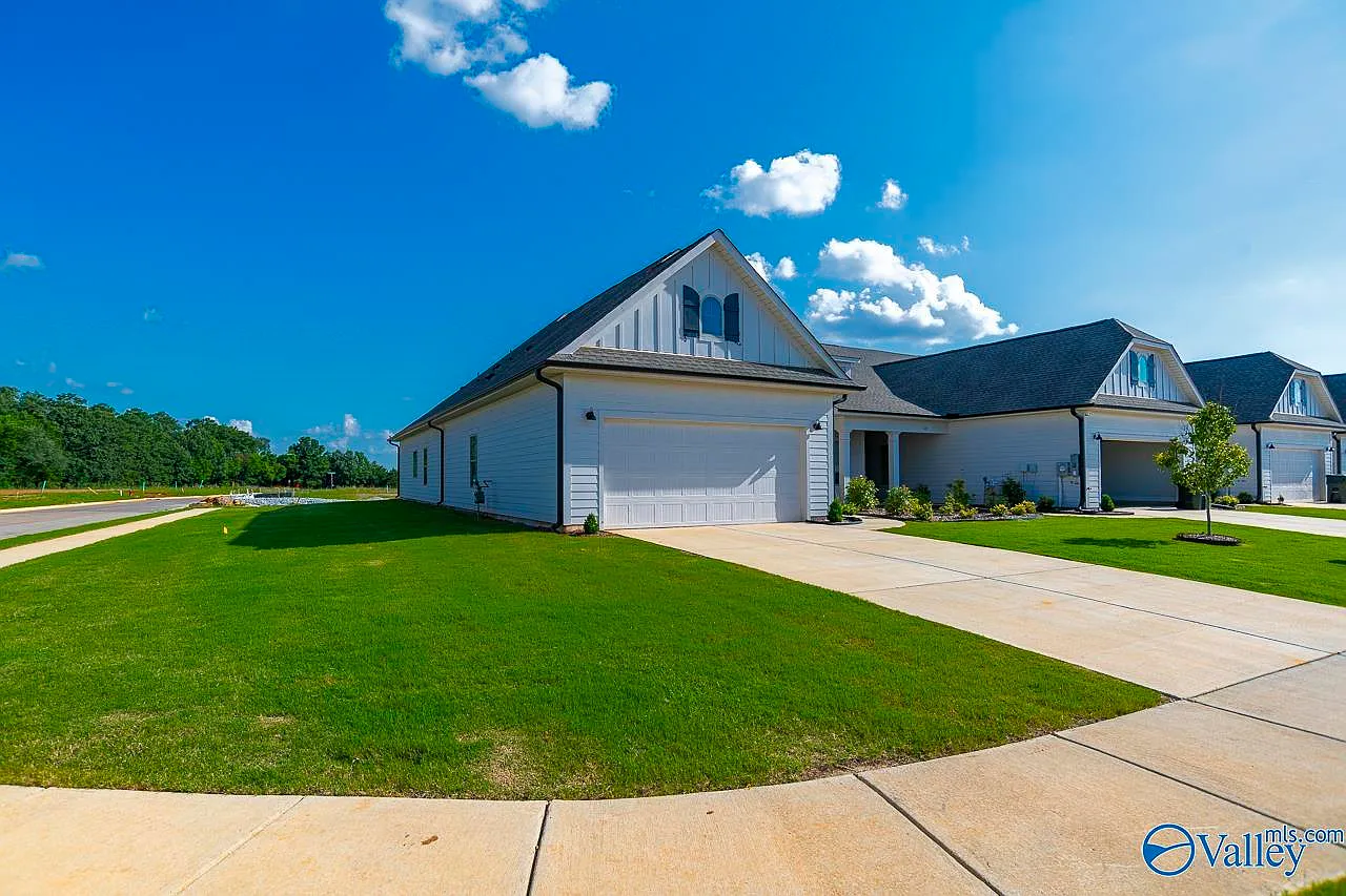 3 bed, 2.0 bath, 1837 sqft, $1,900 — Photo 2