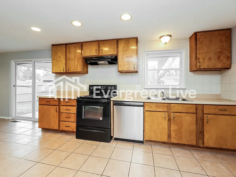 211 Silverstone Dr — Photo 7