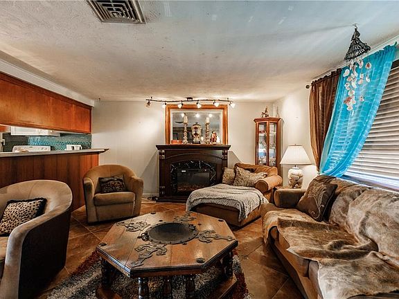 5th image of 806 Perkins Ln