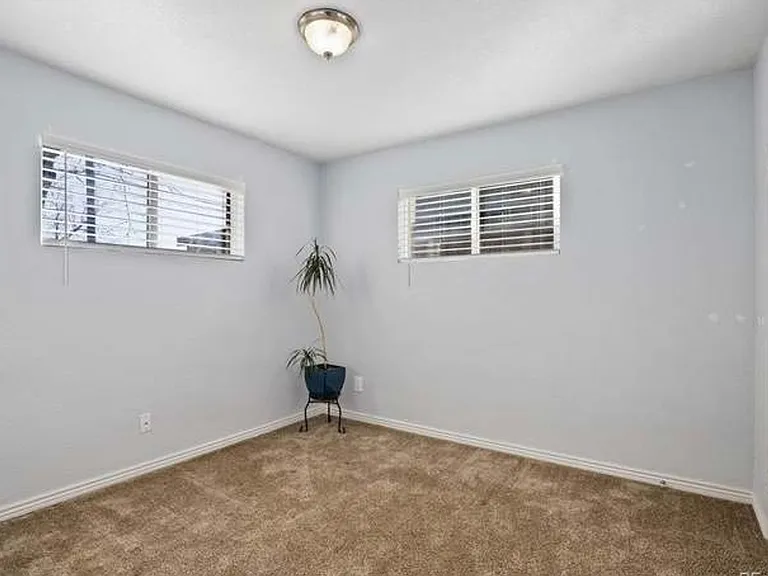 1050 Locust Pl — Photo 11