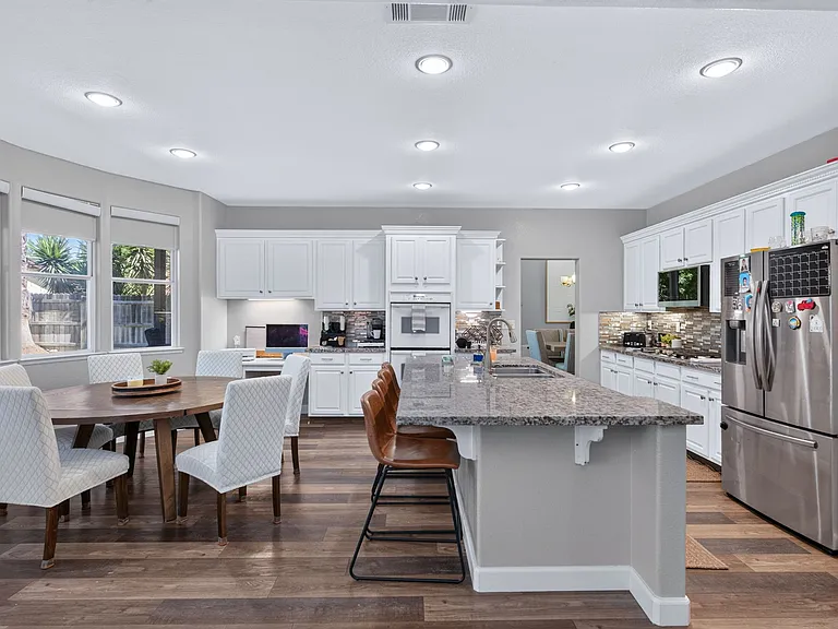 9427 N Winery Ave — Photo 9