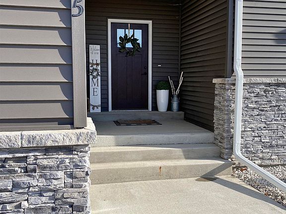 3rd image of 935 6th St SE