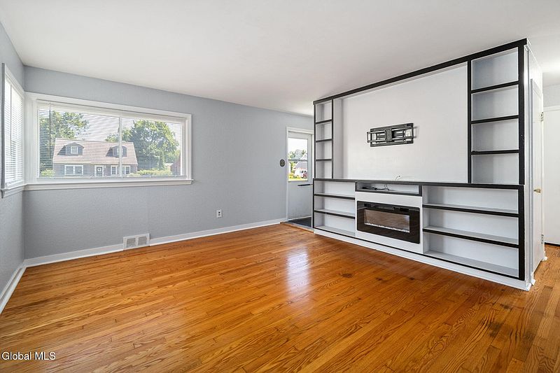 4th image of 228 Davis Avenue
