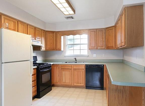 4th image of 445 Clayton Dr