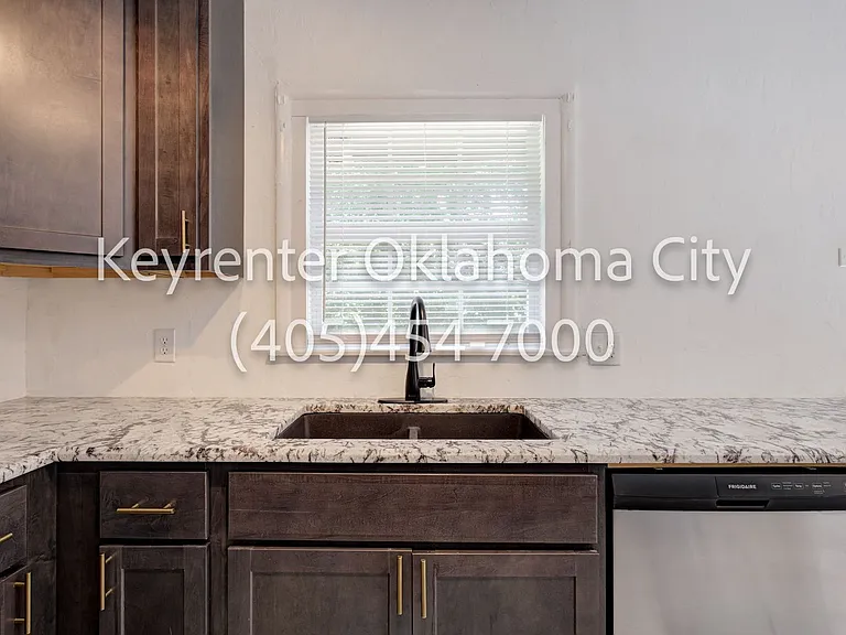 1524 Rowena Ln — Photo 15