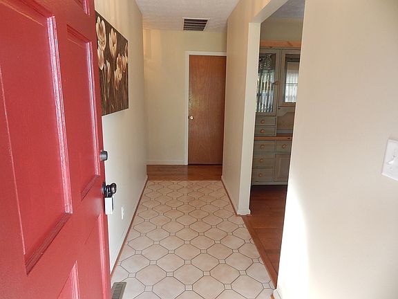 5th image of 24 W Hickory Dr