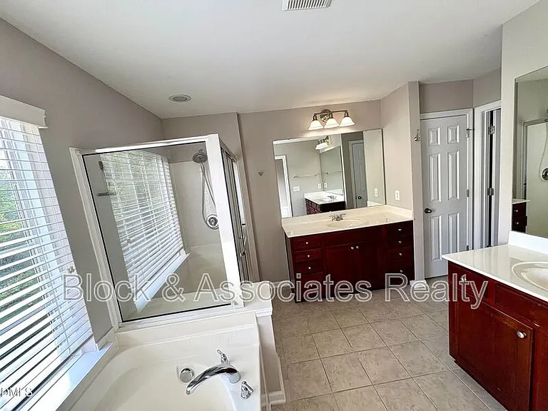 2705 Laurelcherry St — Photo 10