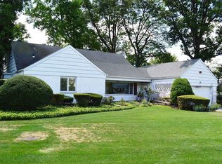 115 Greenleaf Hl, Great Neck, NY 11023