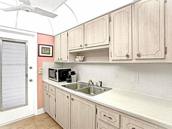 5th image of 2500 NE 9th St APT 111