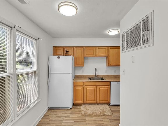 3rd image of 3241 Yellow Pine Cres