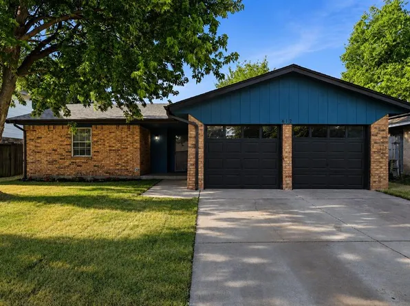 612 W Perry Dr, Mustang, OK 73064