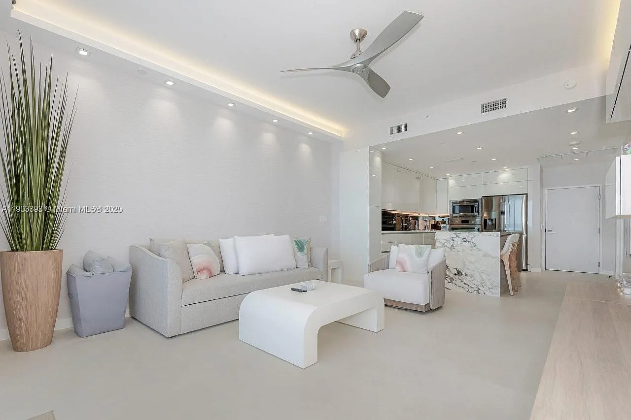 Roney Palace Condo — Photo 4