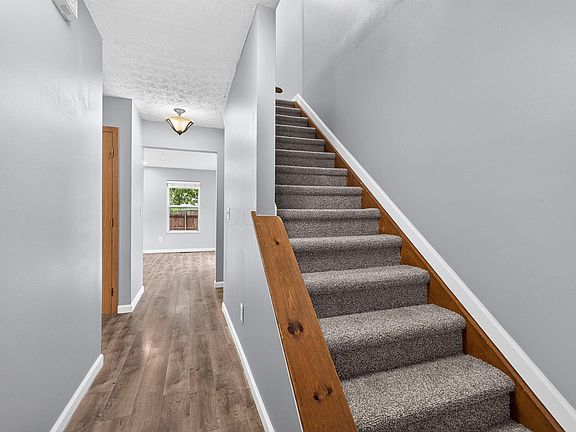 4th image of 6 Surrey Ct