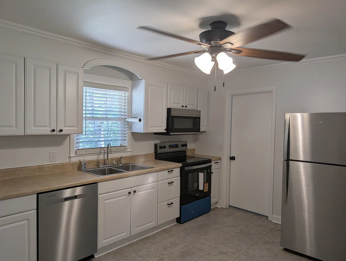 Building Photo - 420 Pine Hills Dr
