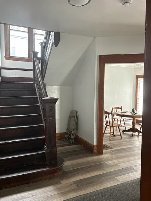 5 bed, 1967 sqft, $2,500 — Photo 2