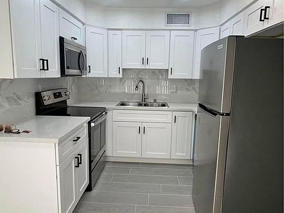 2nd image of 1800 Rexford Dr #177