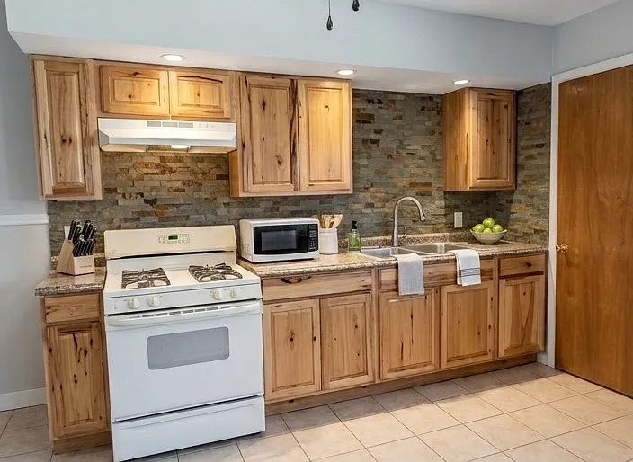 6 bed, 3162 sqft, $2,149 — Photo 3