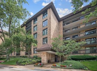 1671 Mission Hills Rd APT 404, Northbrook, IL 60062