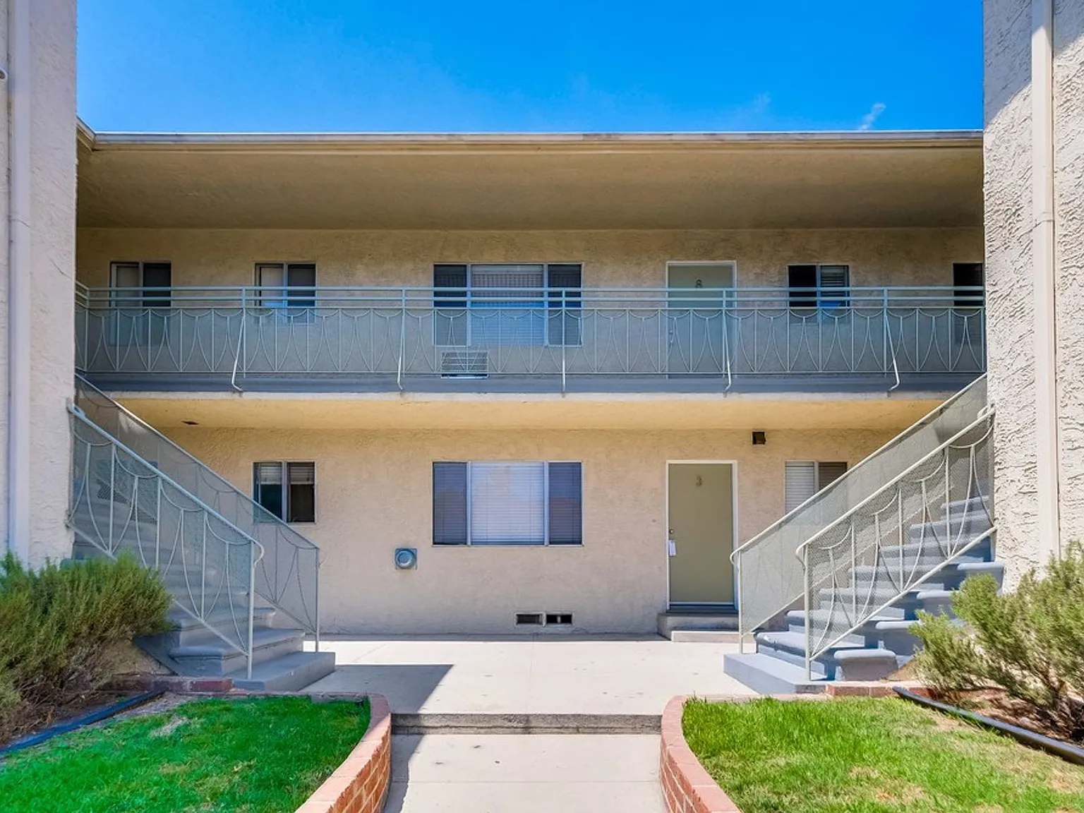 Classic Courtyard Building on Venice Blvd Secure, Convenient, Pet-Friendly — Photo 3