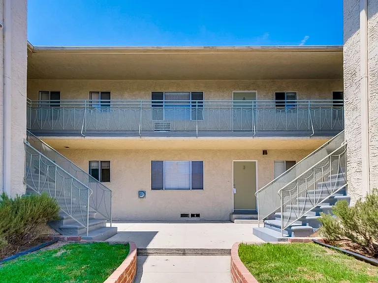 Classic Courtyard Building on Venice Blvd Secure, Convenient, Pet-Friendly — Photo 3