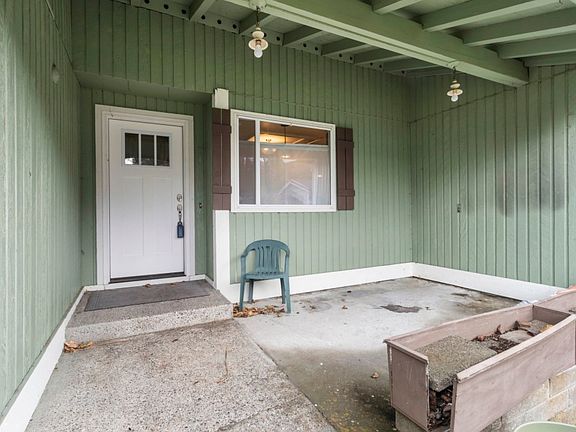 3rd image of 2818 NE Fernwood Ct