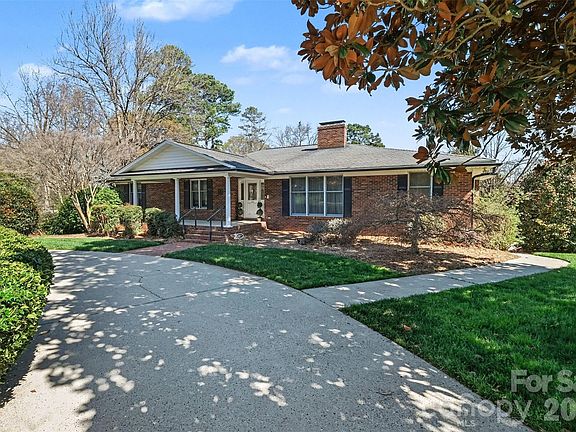 2nd image of 746 Grandview Dr NE