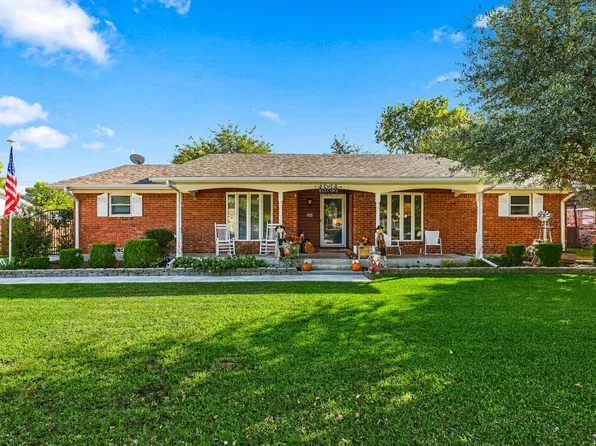 2004 Maplewood Dr, Gainesville, TX 76240