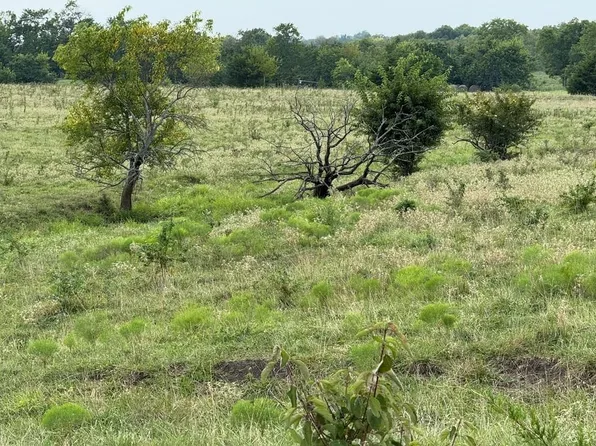 4 New Lancaster Rd, Paola, KS 66071