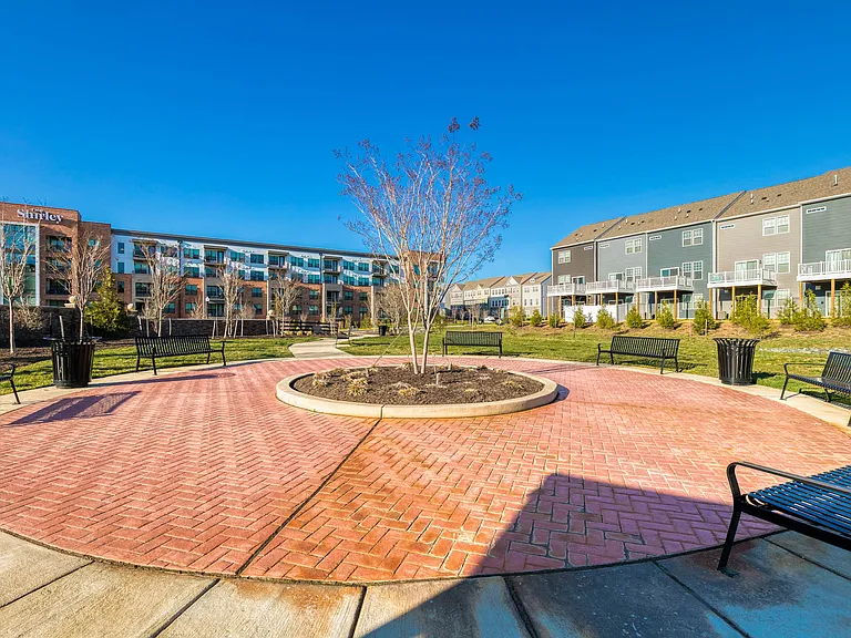2050 Hinshaw Dr — Photo 45