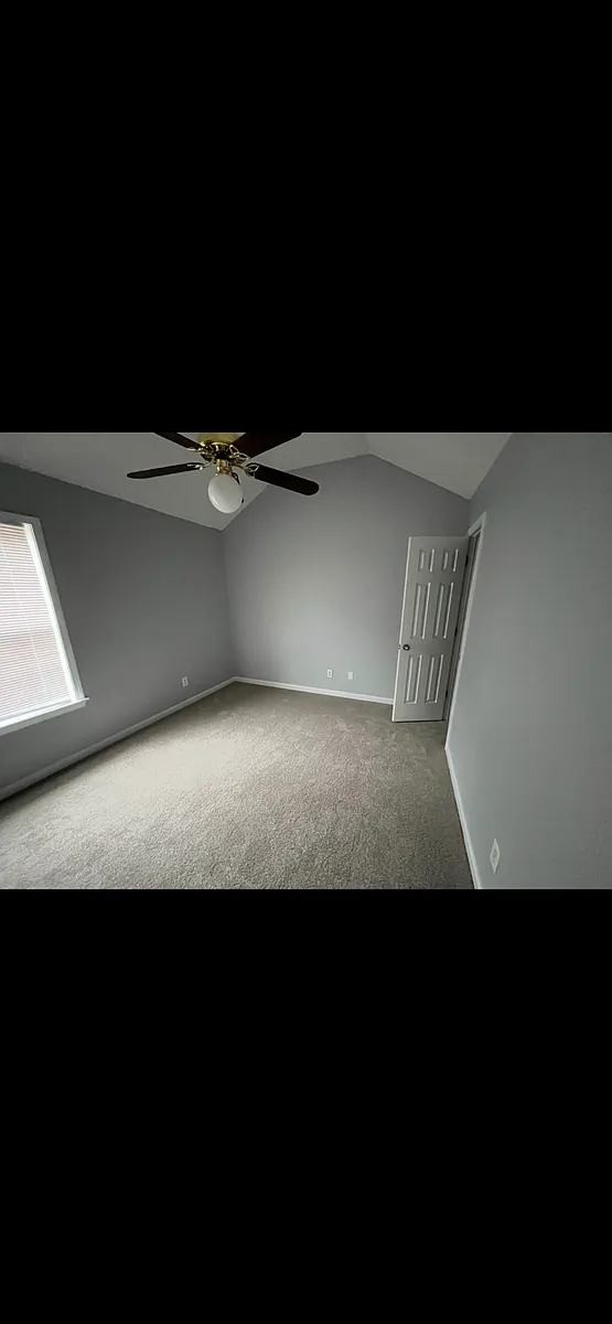 Building Photo - 300 Creekwood Ln