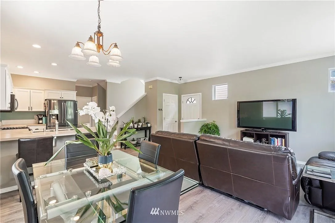 4 bed, 2.5 bath, 1620 sqft, $3,390 — Photo 4