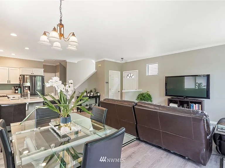 1162 Edmonds Pl NE — Photo 4