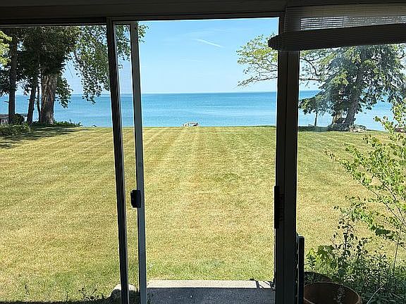 3rd image of 6458 Lakeshore Rd