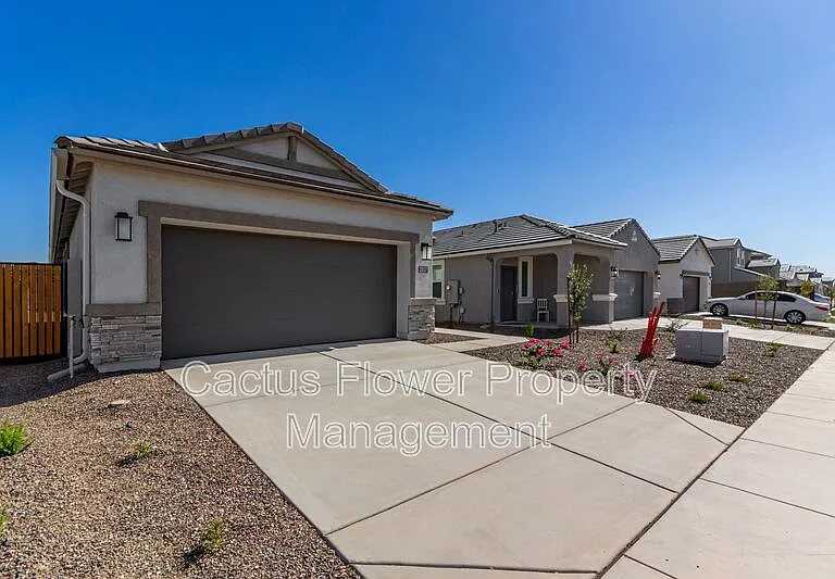 2037 W Shelly Ave — Photo 2